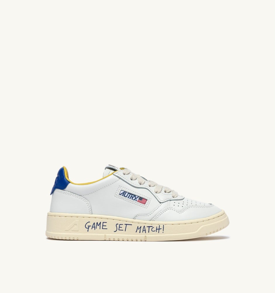 MEDALIST LOW IN LEATHER COLOR WHITE AND BEAU BLUE WITH LETTERING