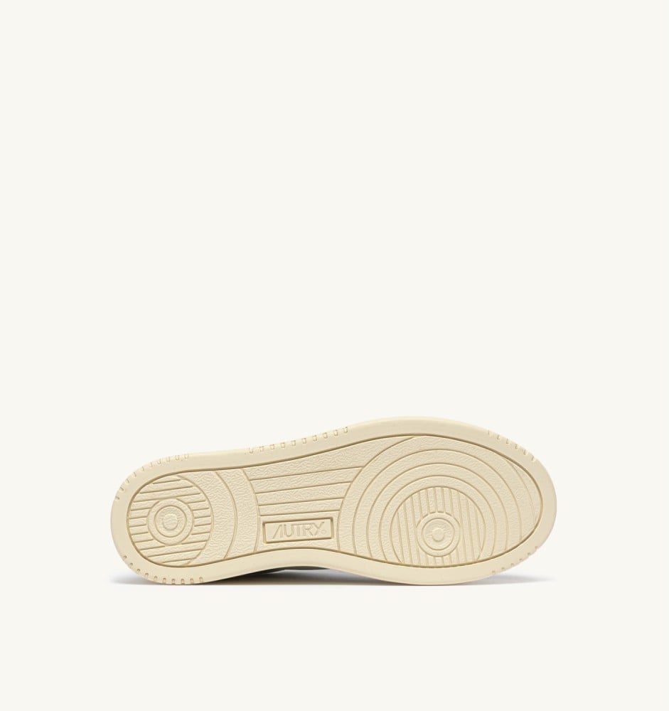MEDALIST LOW IN LEATHER COLOR WHITE AND BEAU BLUE WITH LETTERING