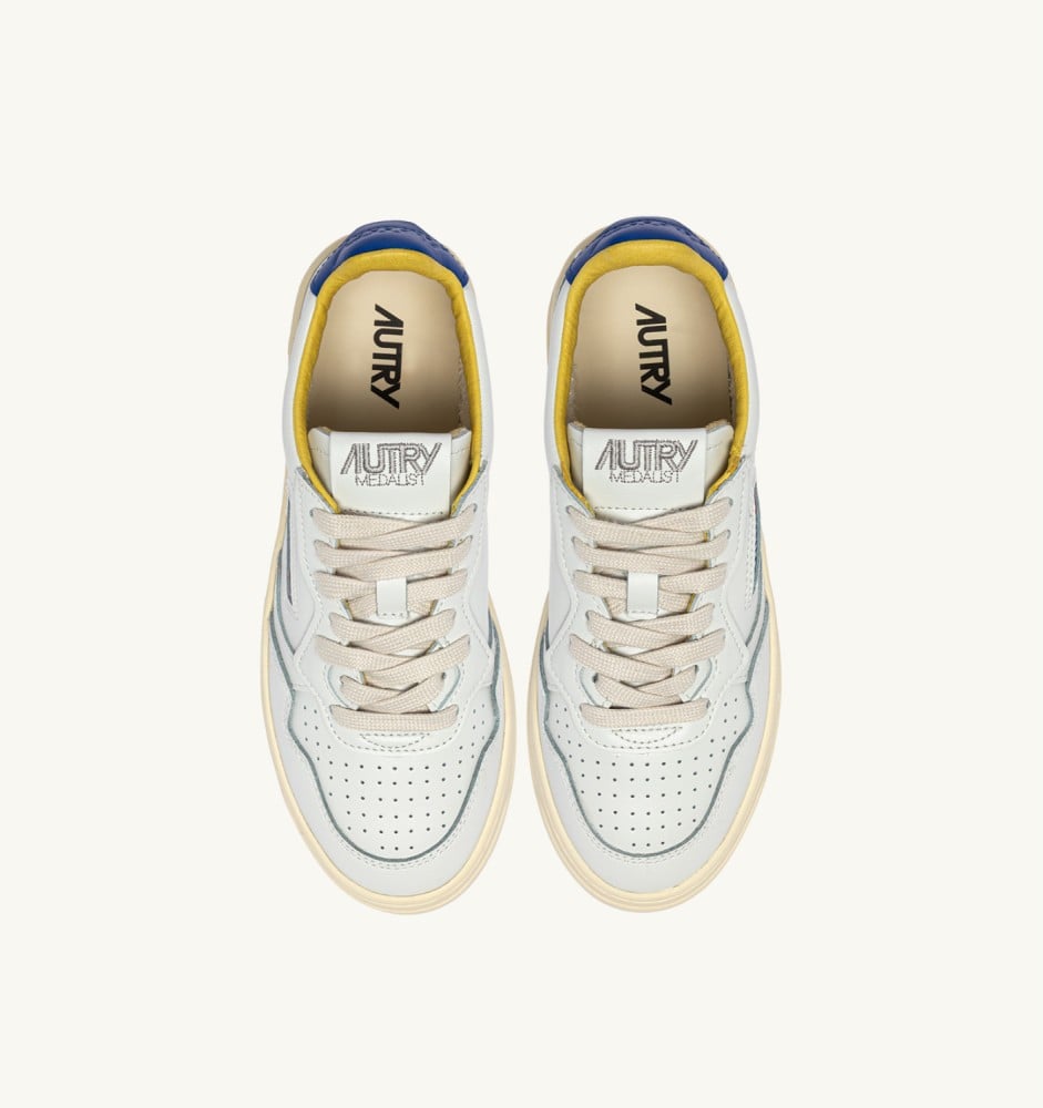 MEDALIST LOW IN LEATHER COLOR WHITE AND BEAU BLUE WITH LETTERING