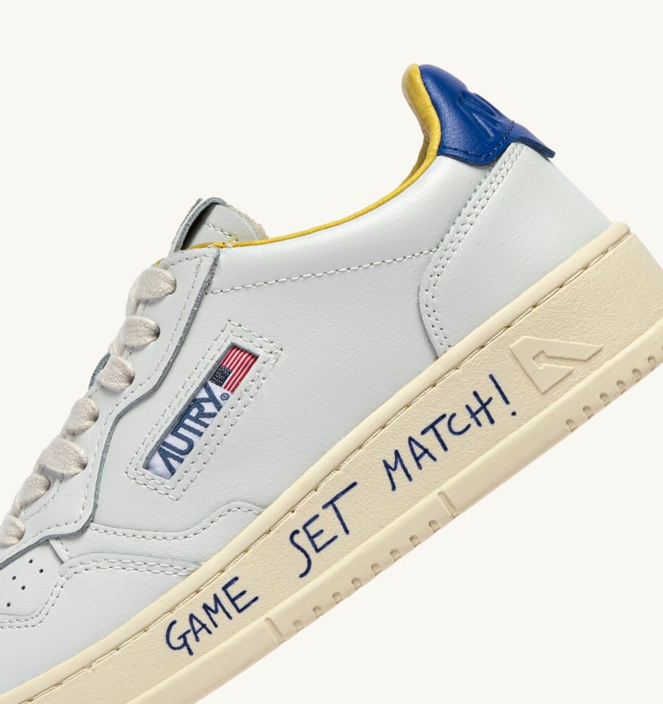MEDALIST LOW IN LEATHER COLOR WHITE AND BEAU BLUE WITH LETTERING