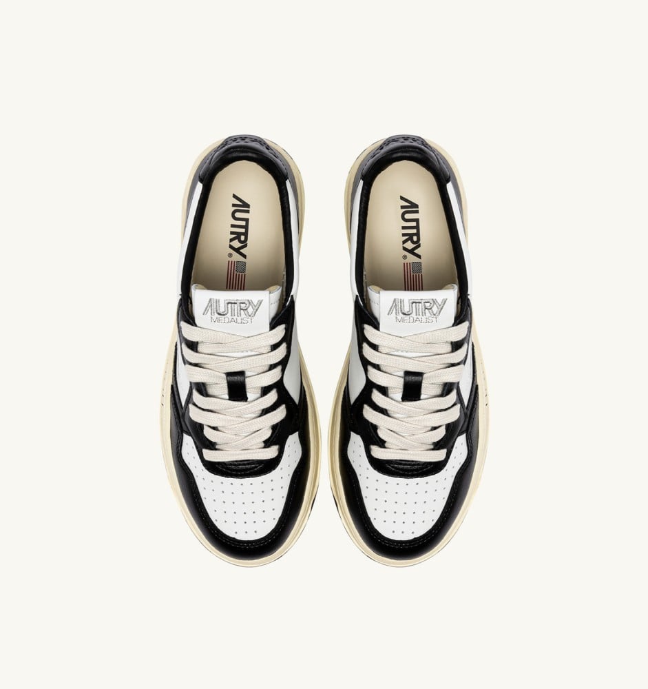 MEDALIST LOW IN WHITE AND BLACK LEATHER WITH LETTERING