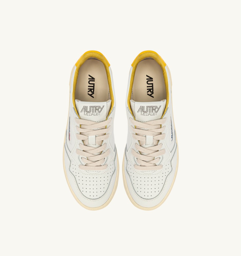 MEDALIST LOW IN WHITE AND SLICKER LEATHER WITH LETTERING