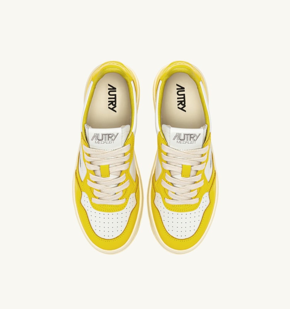 MEDALIST LOW IN WHITE AND SLICKER LEATHER WITH LETTERING