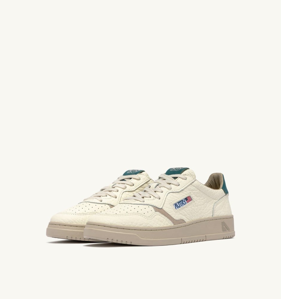MEDALIST LOW IN FEATHER GRAY AND DARK SEA LEATHER