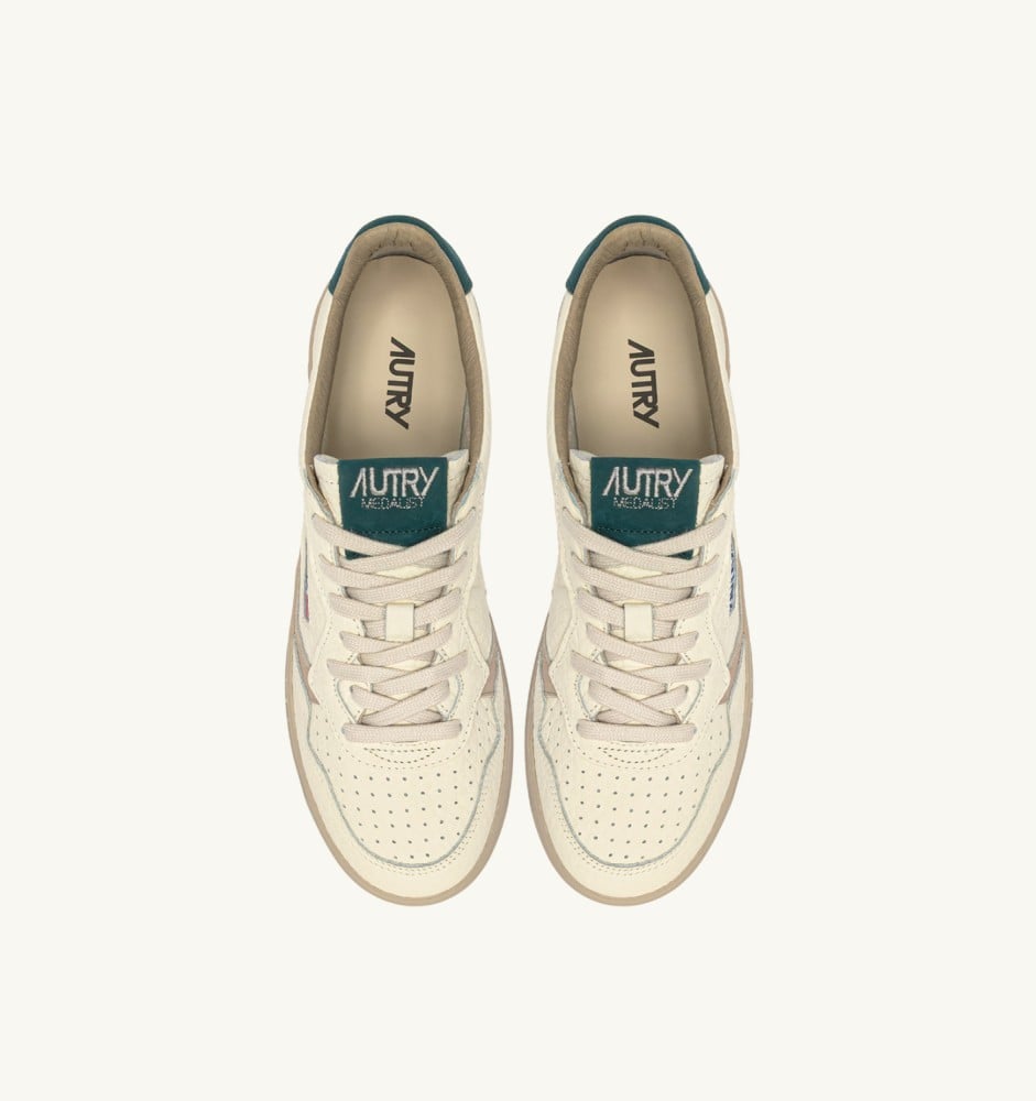MEDALIST LOW IN FEATHER GRAY AND DARK SEA LEATHER
