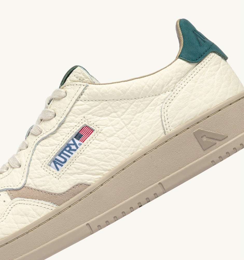 MEDALIST LOW IN FEATHER GRAY AND DARK SEA LEATHER
