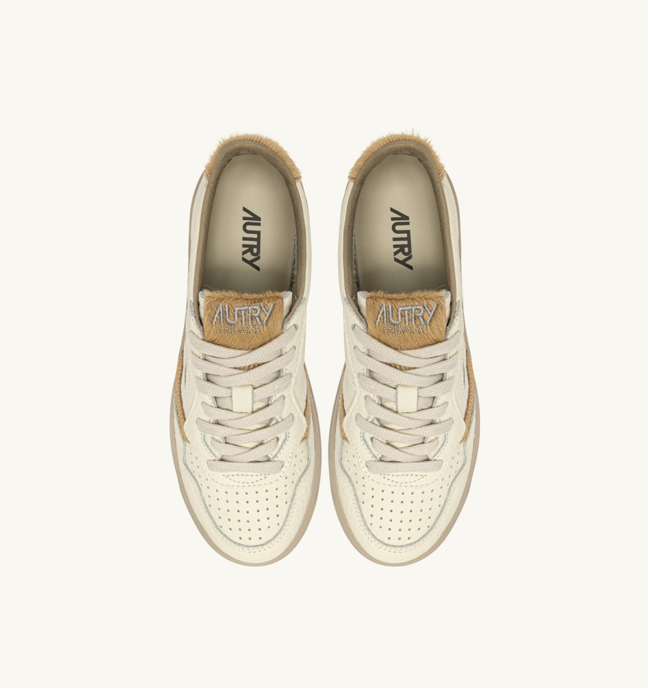 MEDALIST LOW IN SAND LEATHER
