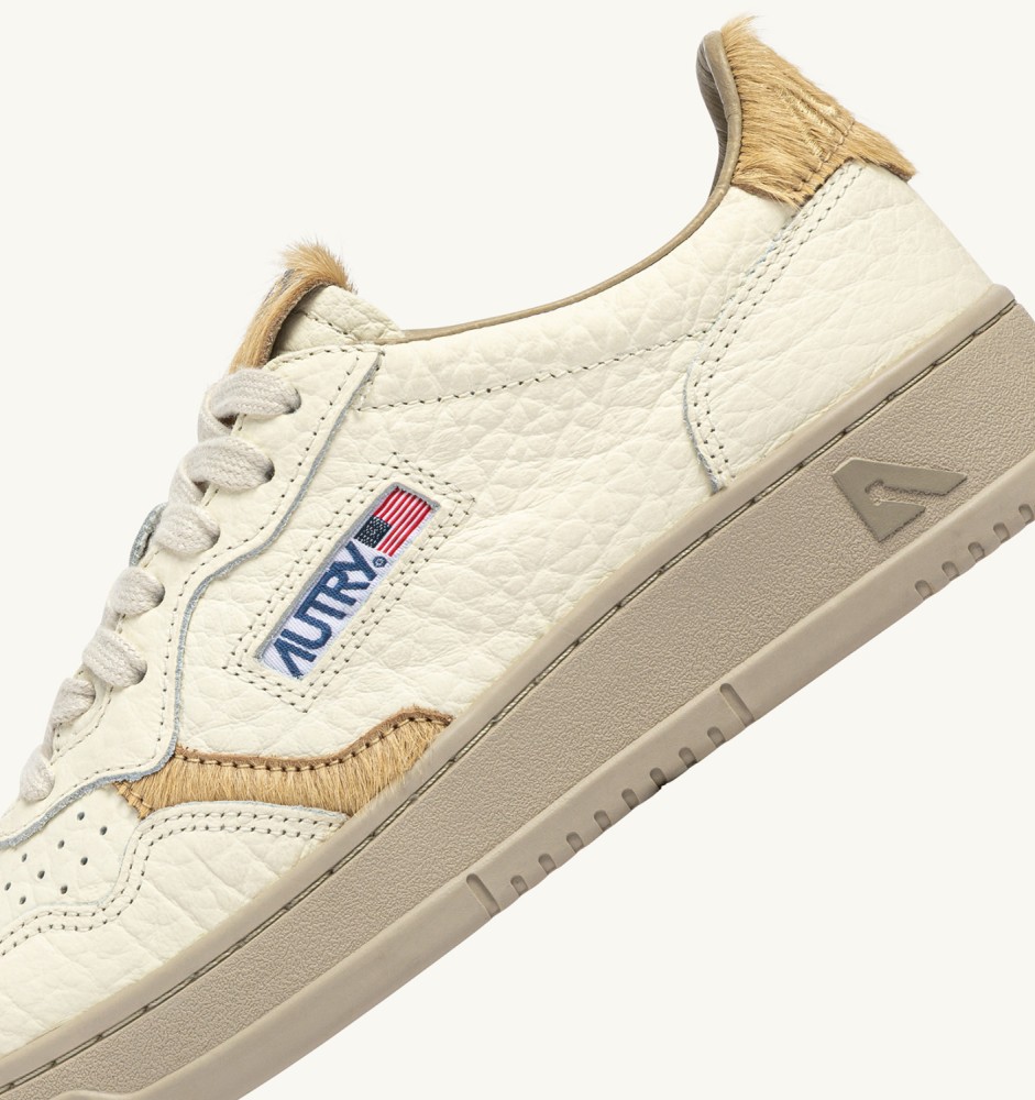 MEDALIST LOW IN SAND LEATHER
