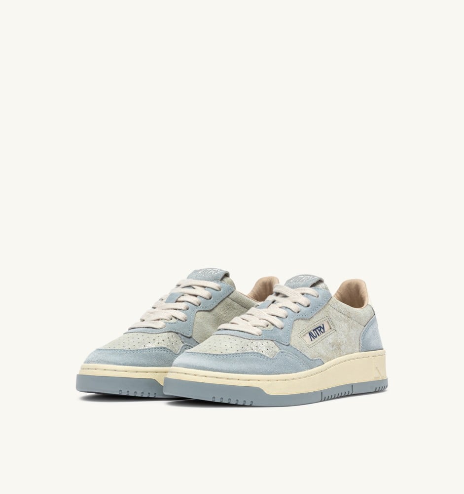 MEDALIST LOW IN SILVER AND POOL SUGAR SUEDE