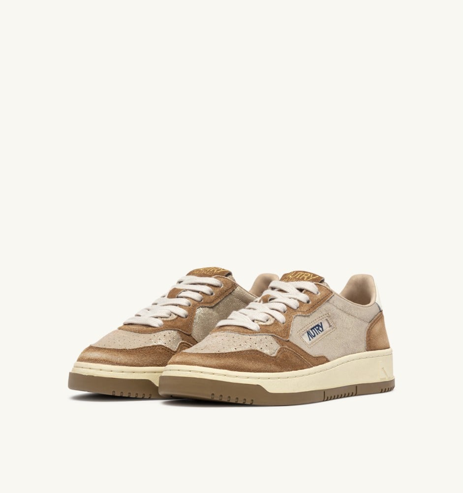 MEDALIST LOW IN PLATINUM AND BEIGE SUGAR SUEDE