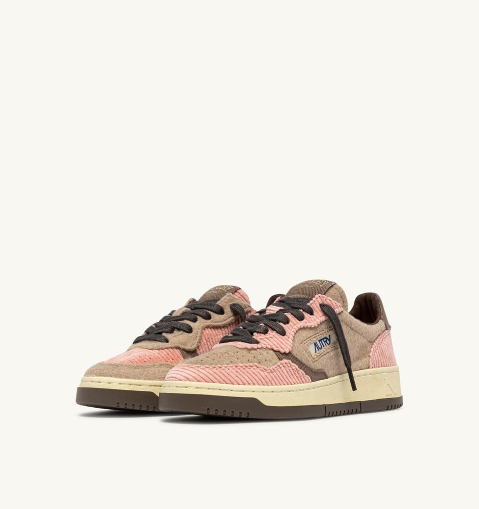 MEDALIST LOW IN PINK DOLPHIN, CHOCOLATE CHIP AND FEATHER GRAY VELVET