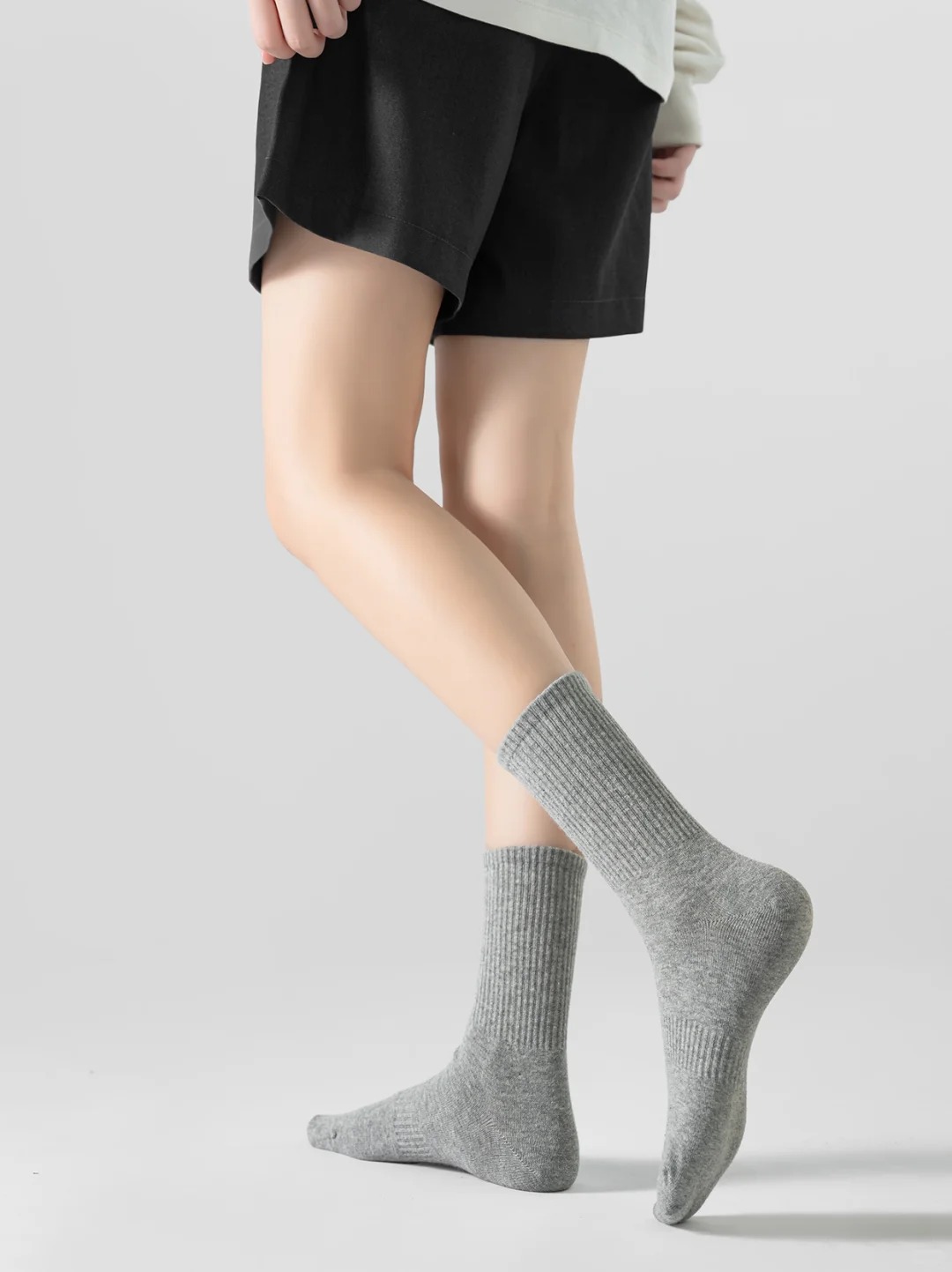Ribbed light gray mid-calf sports socks
