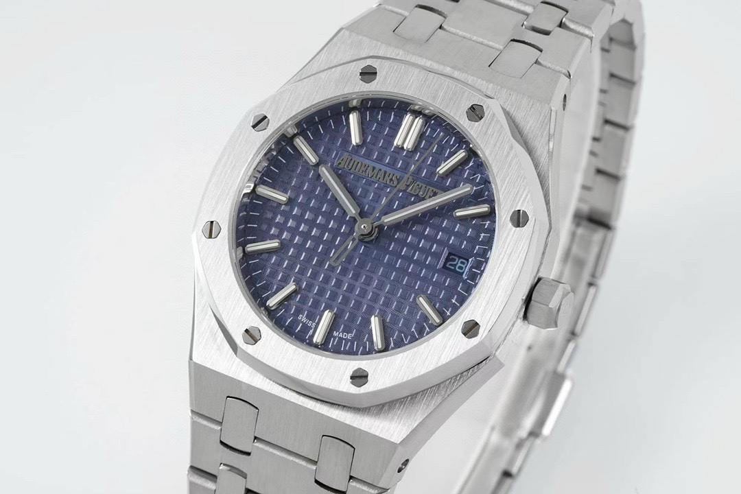 Audemars Piguet Royal Oak Ladies Automatic Watch 34mm, Ref.77350 / 77351