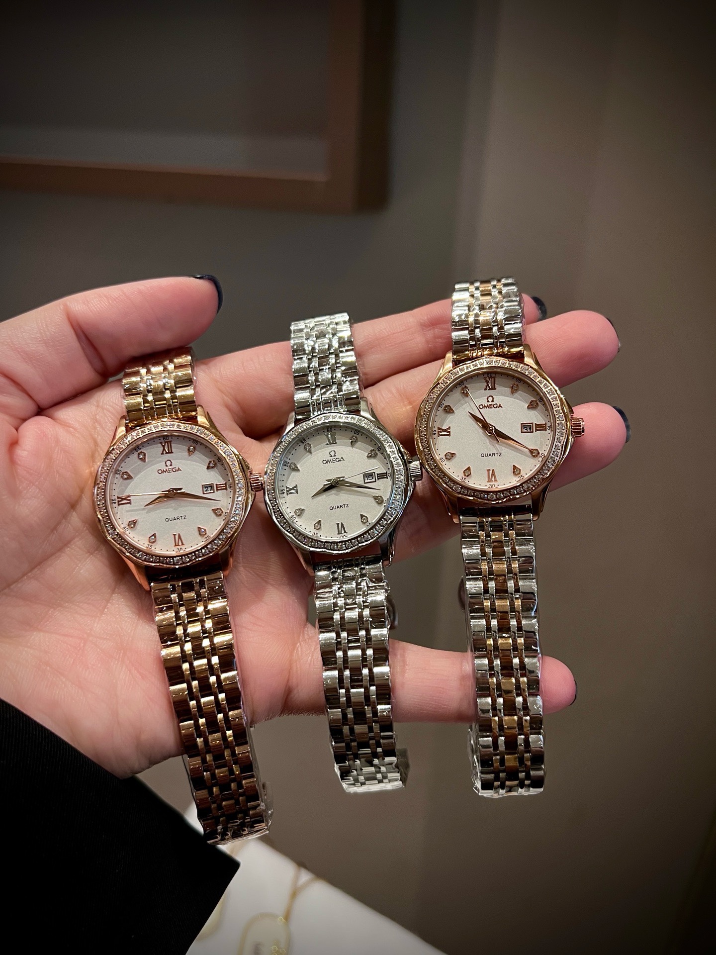 Omega Ladies Quartz Watch 30mm, Mother of Pearl Dial, 316L Stainless Steel Case Elegant Dress Wristwatch