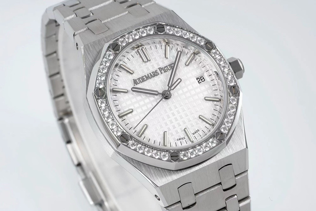 Audemars Piguet Royal Oak Ladies Automatic Watch 34mm, Ref.77350 / 77351