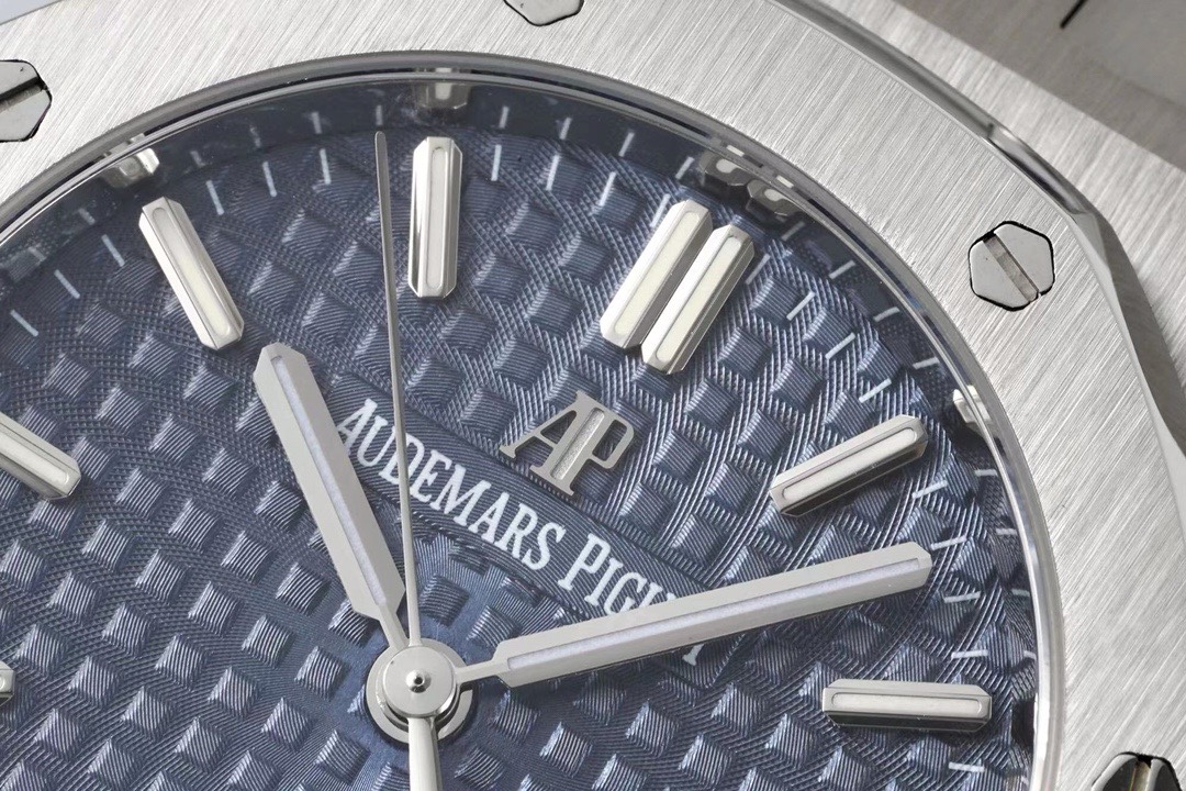 Audemars Piguet Royal Oak Ladies Automatic Watch 34mm, Ref.77350 / 77351