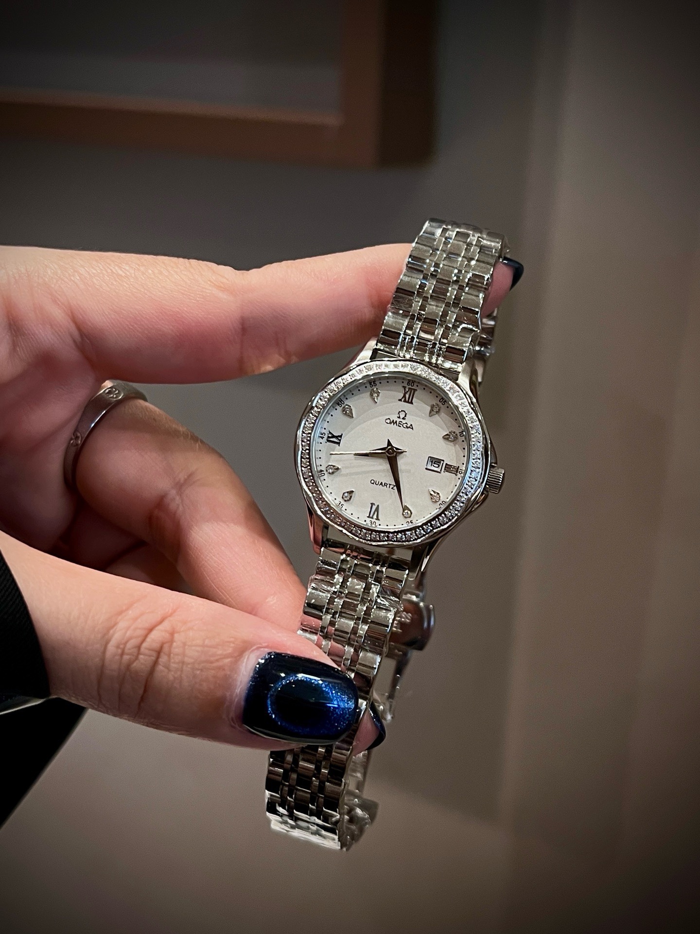 Omega Ladies Quartz Watch 30mm, Mother of Pearl Dial, 316L Stainless Steel Case Elegant Dress Wristwatch