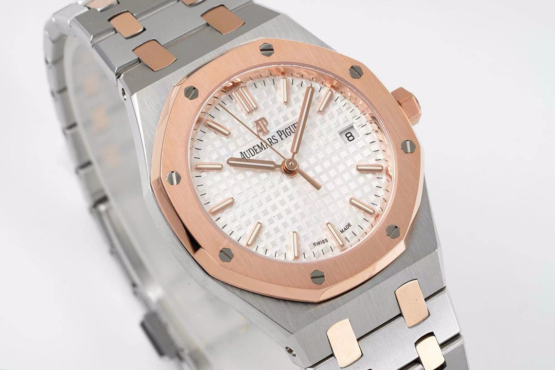 Audemars Piguet Royal Oak Ladies Automatic Watch 34mm, Ref.77350 / 77351