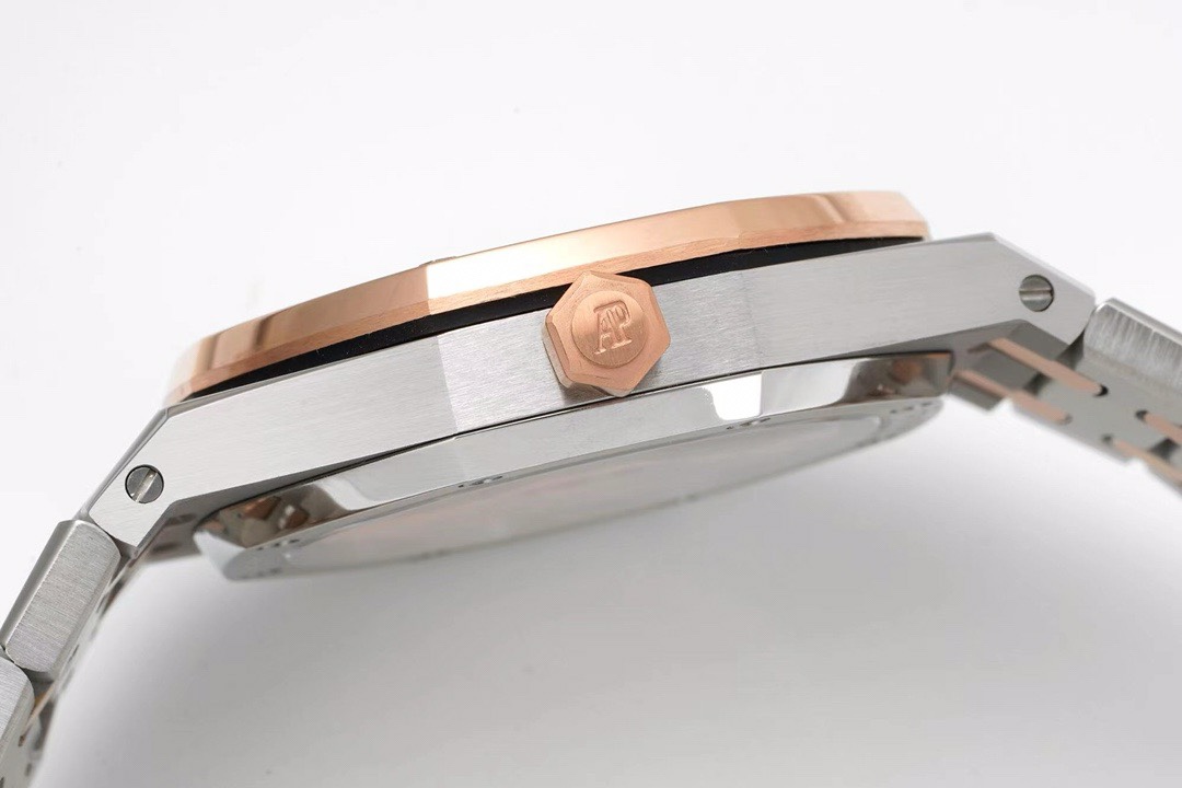 Audemars Piguet Royal Oak Ladies Automatic Watch 34mm, Ref.77350 / 77351