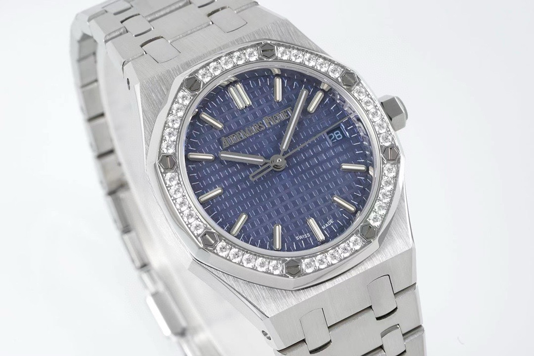 Audemars Piguet Royal Oak Ladies Automatic Watch 34mm, Ref.77350 / 77351