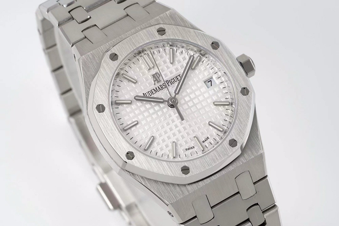 Audemars Piguet Royal Oak Ladies Automatic Watch 34mm, Ref.77350 / 77351