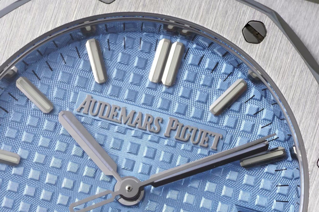 Audemars Piguet Royal Oak Ladies Automatic Watch 34mm, Ref.77350 / 77351