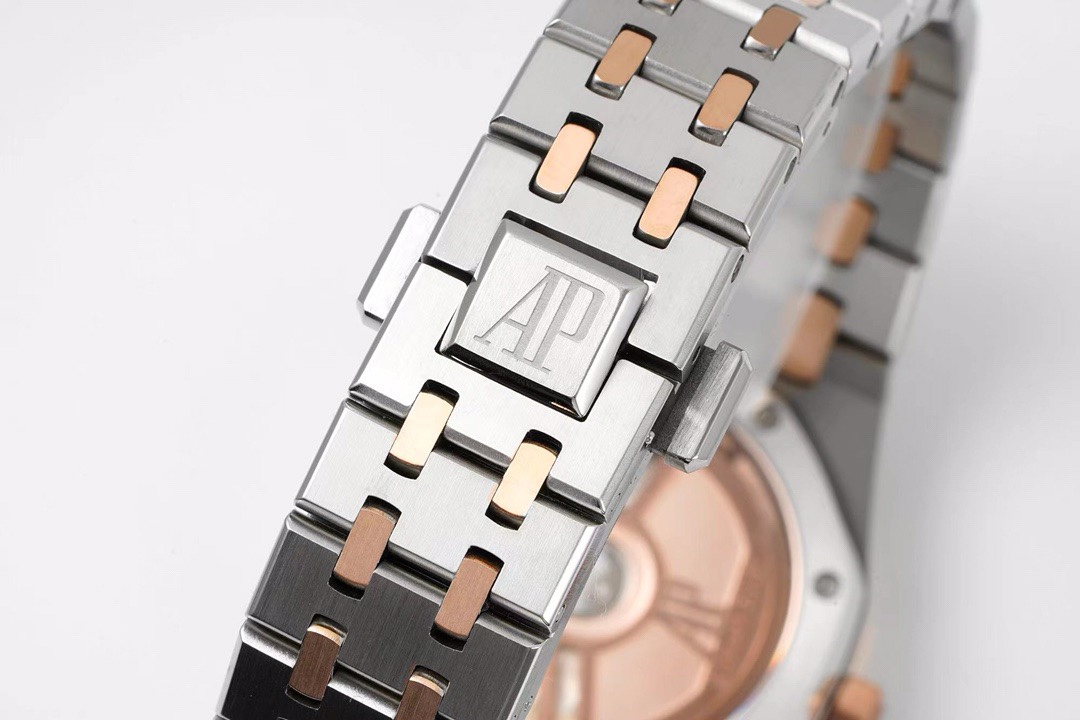 Audemars Piguet Royal Oak Ladies Automatic Watch 34mm, Ref.77350 / 77351