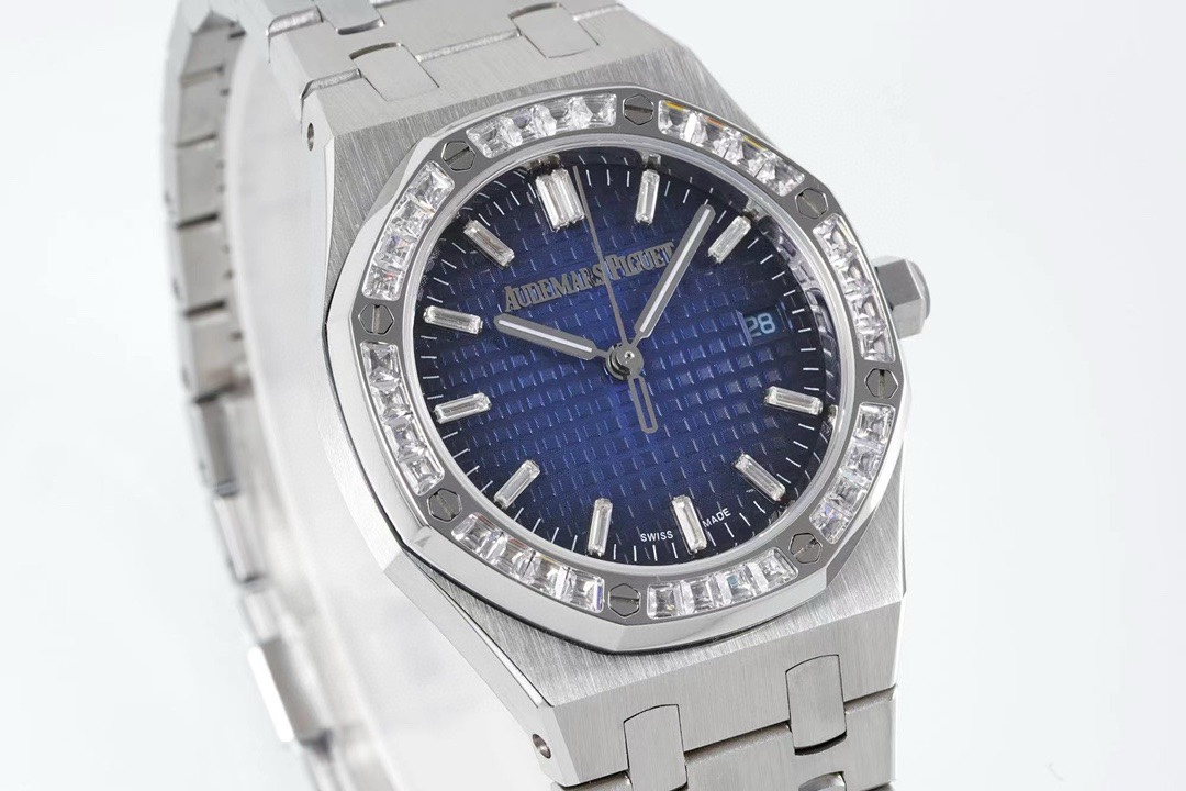 Audemars Piguet Royal Oak Ladies Automatic Watch 34mm, Ref.77350 / 77351