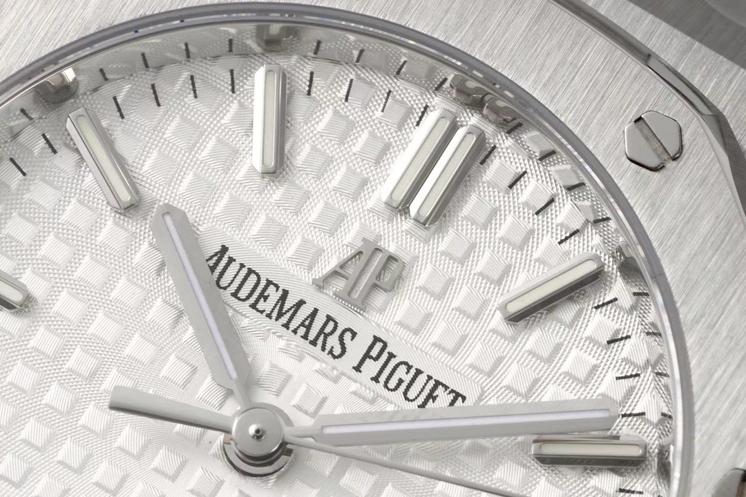 Audemars Piguet Royal Oak Ladies Automatic Watch 34mm, Ref.77350 / 77351