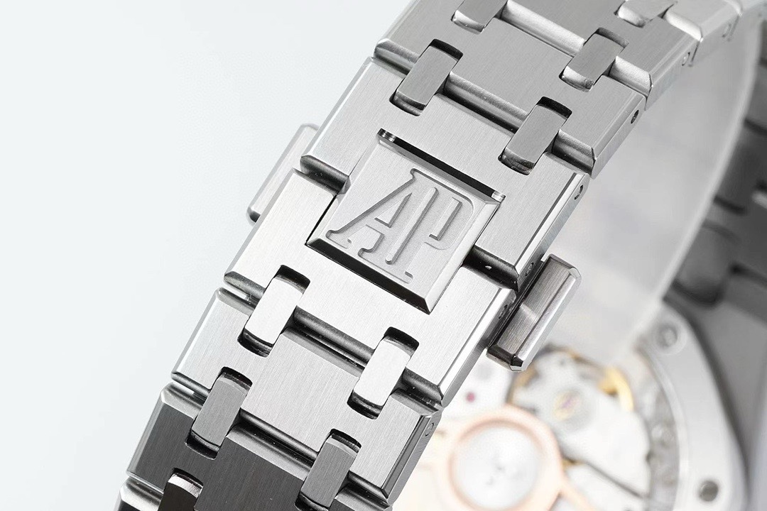 Audemars Piguet Royal Oak Ladies Automatic Watch 34mm, Ref.77350 / 77351