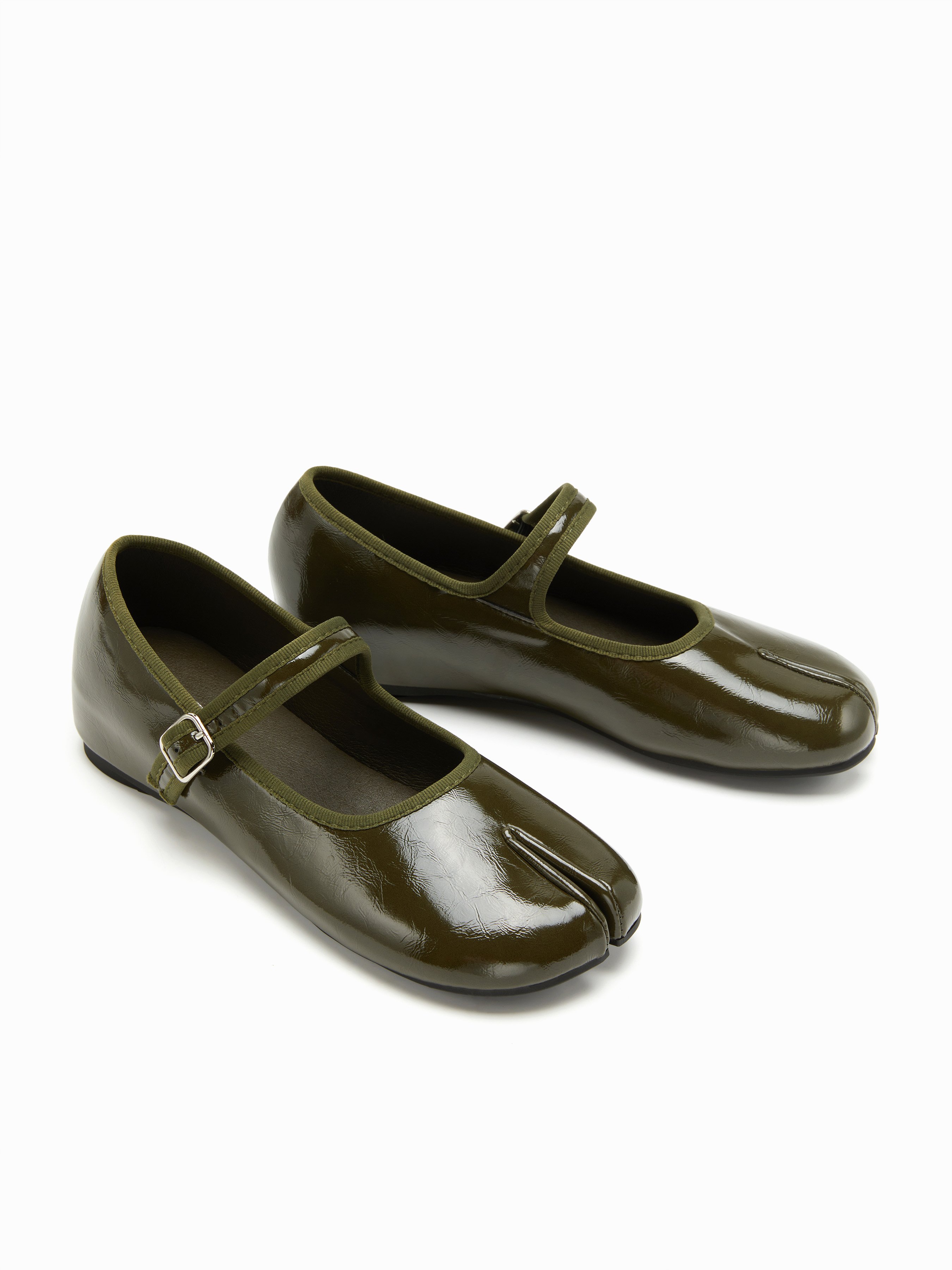BUCKET SPLIT TOE MARY JANE FLATS — Dark Green