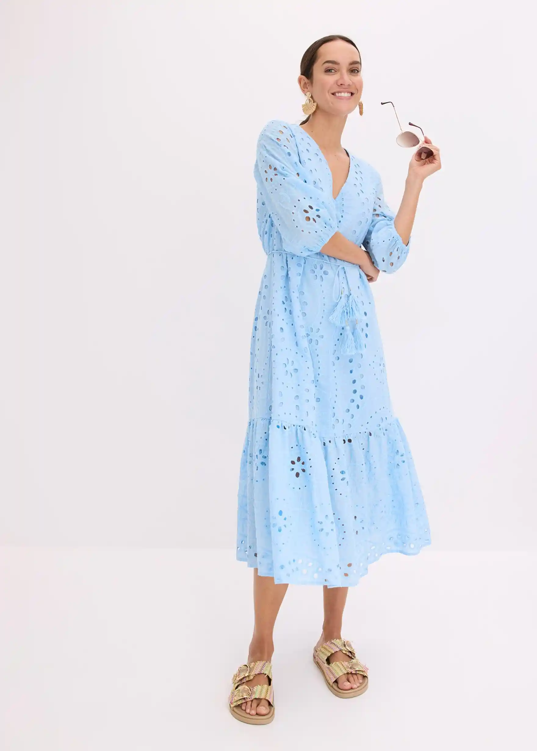 Midikleid aus reiner Baumwolle mit Lochstickerei - hellblau