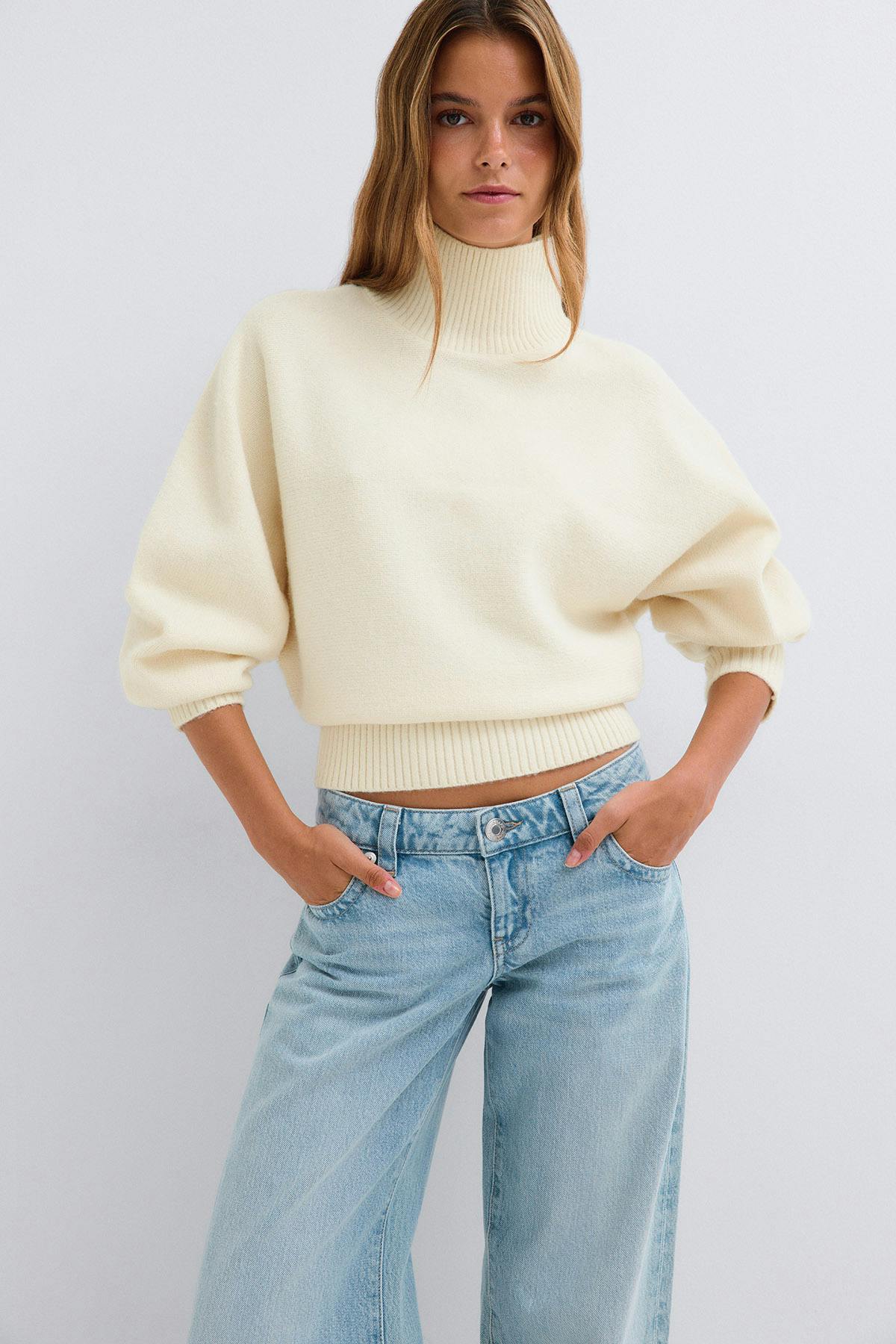 Knitted turtleneck sweater - White