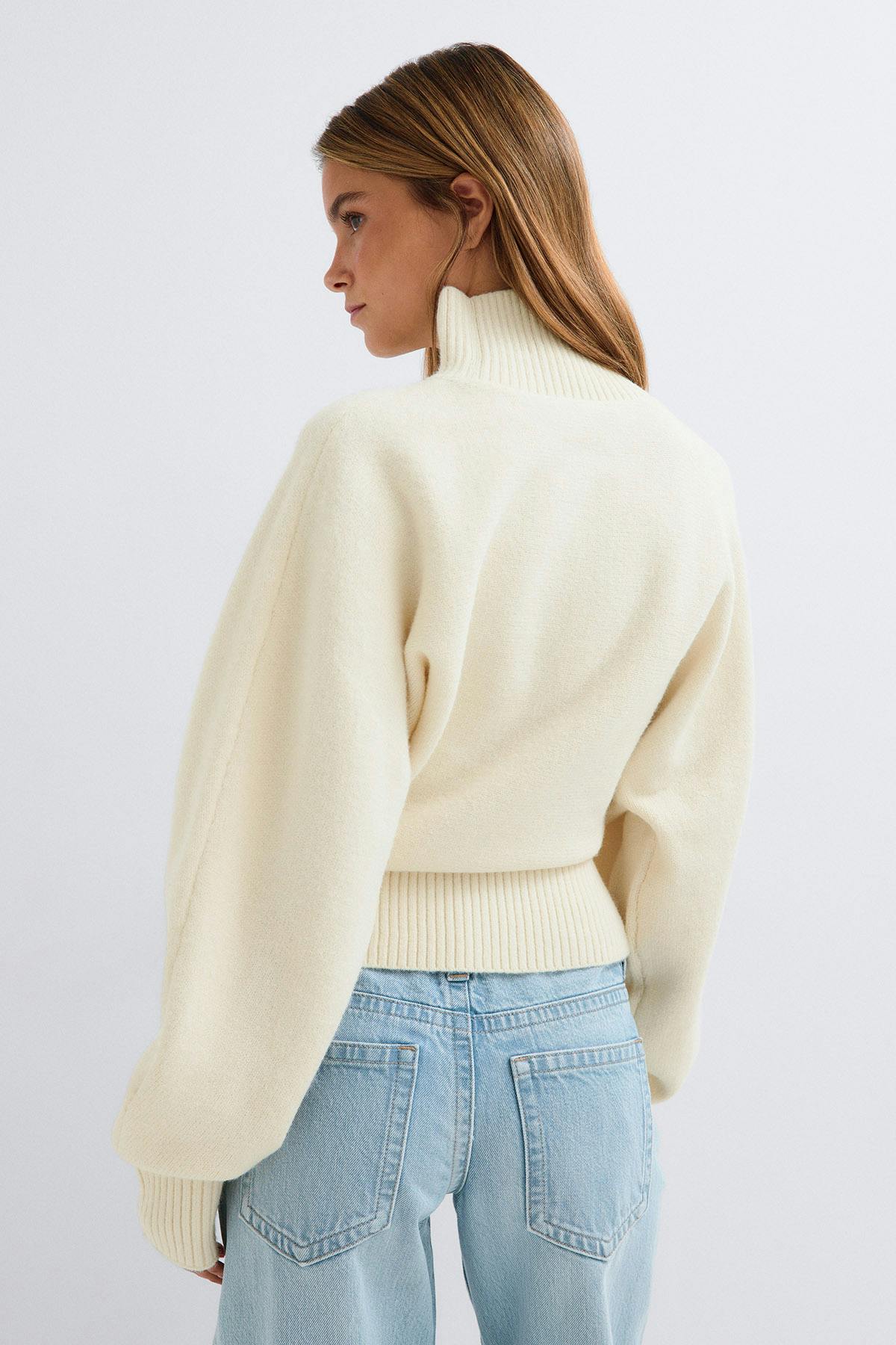 Knitted turtleneck sweater - White