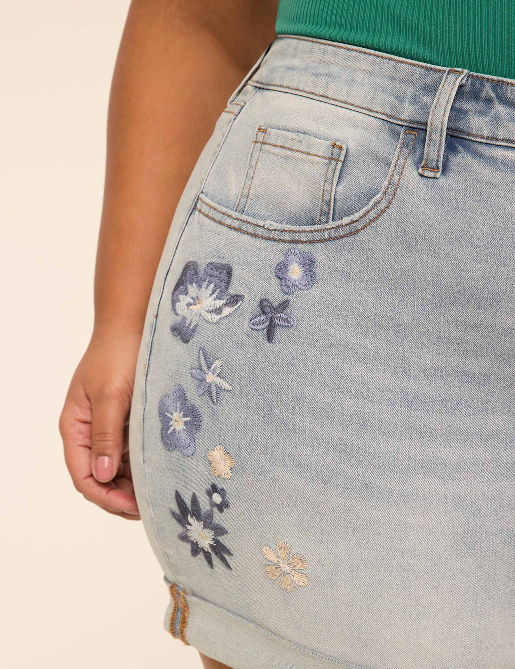Embroidered Relaxed 5.5" Short