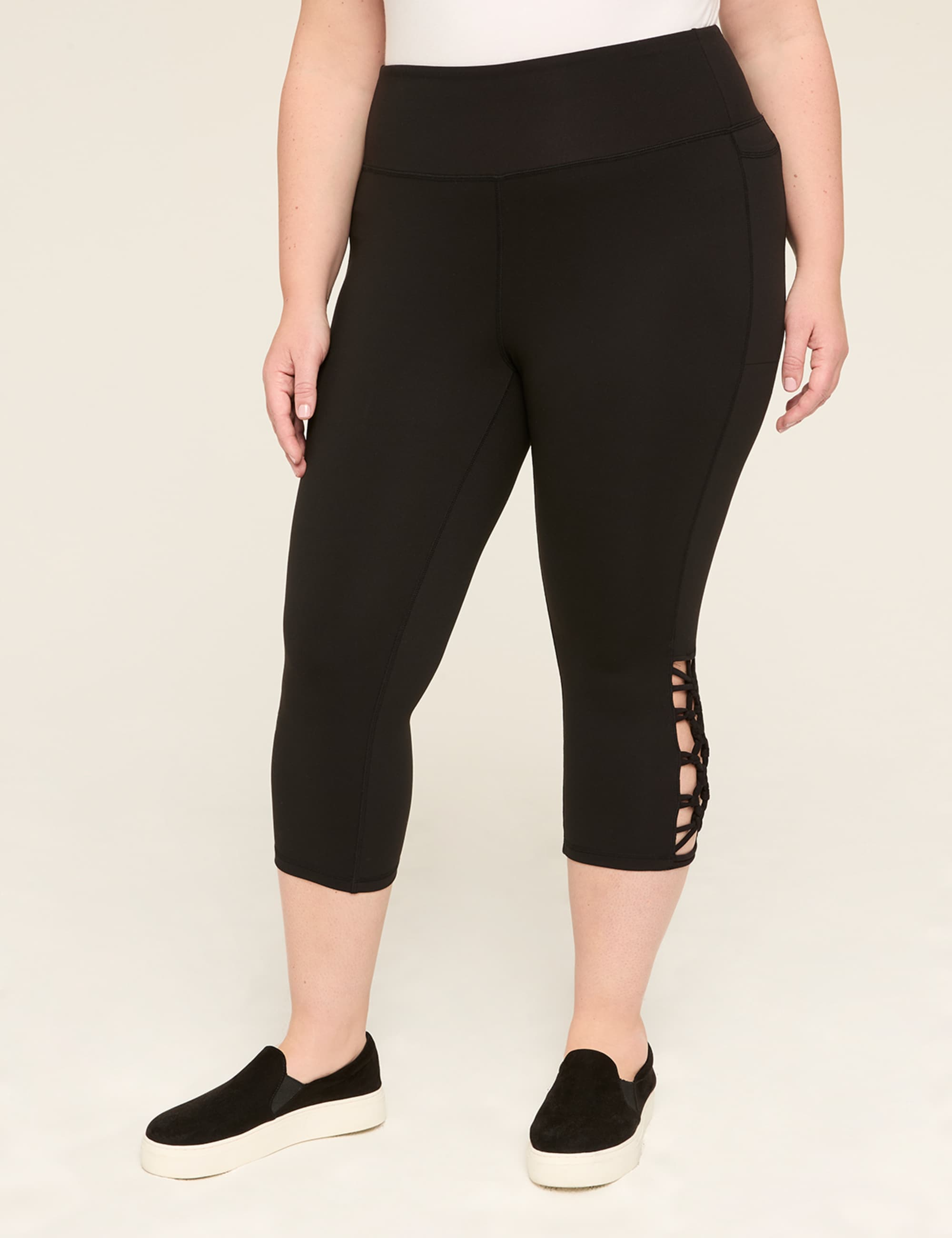 LIVI Soft Macrame-Detail 21" Capri Legging