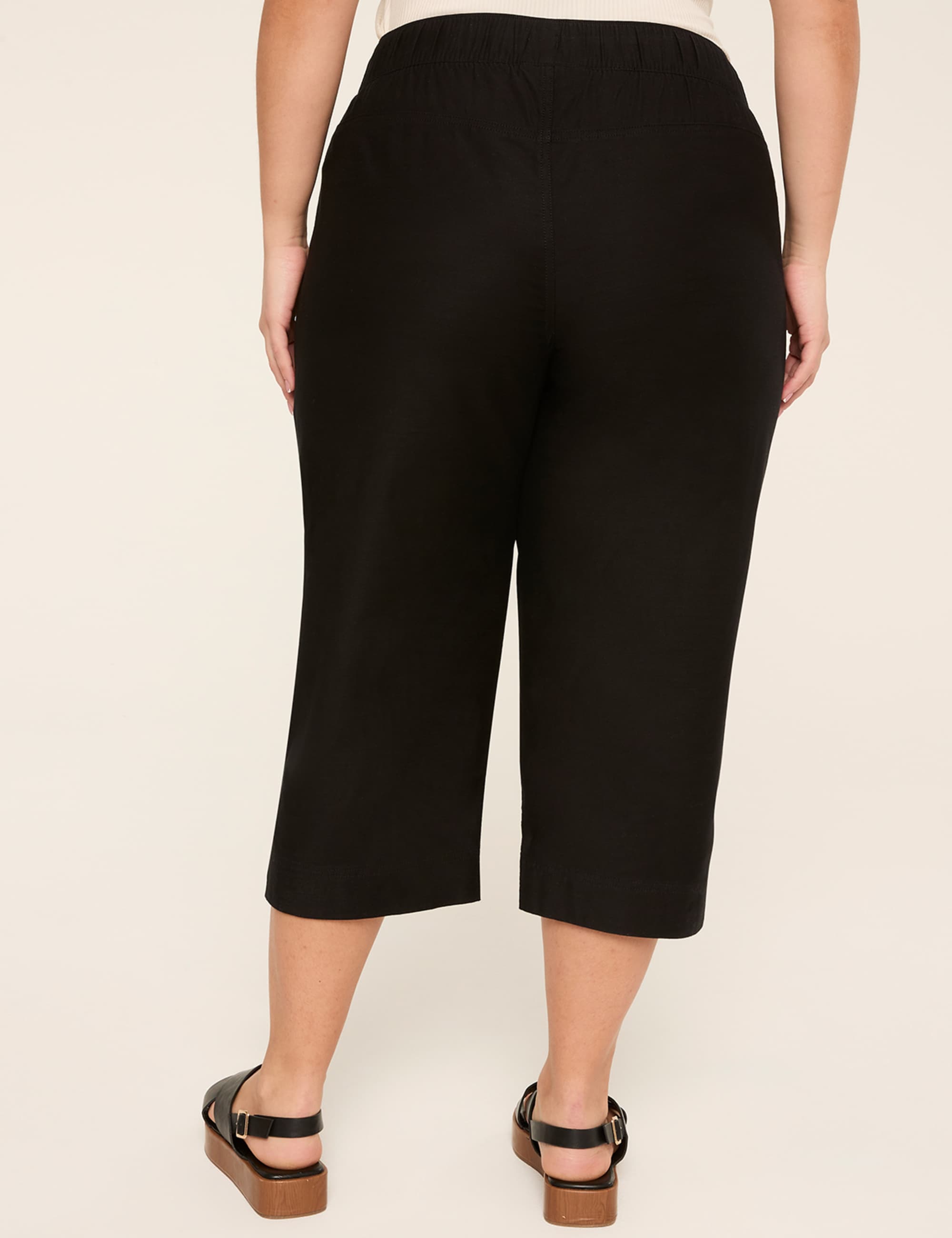 Slub Pull-On Capri Pant