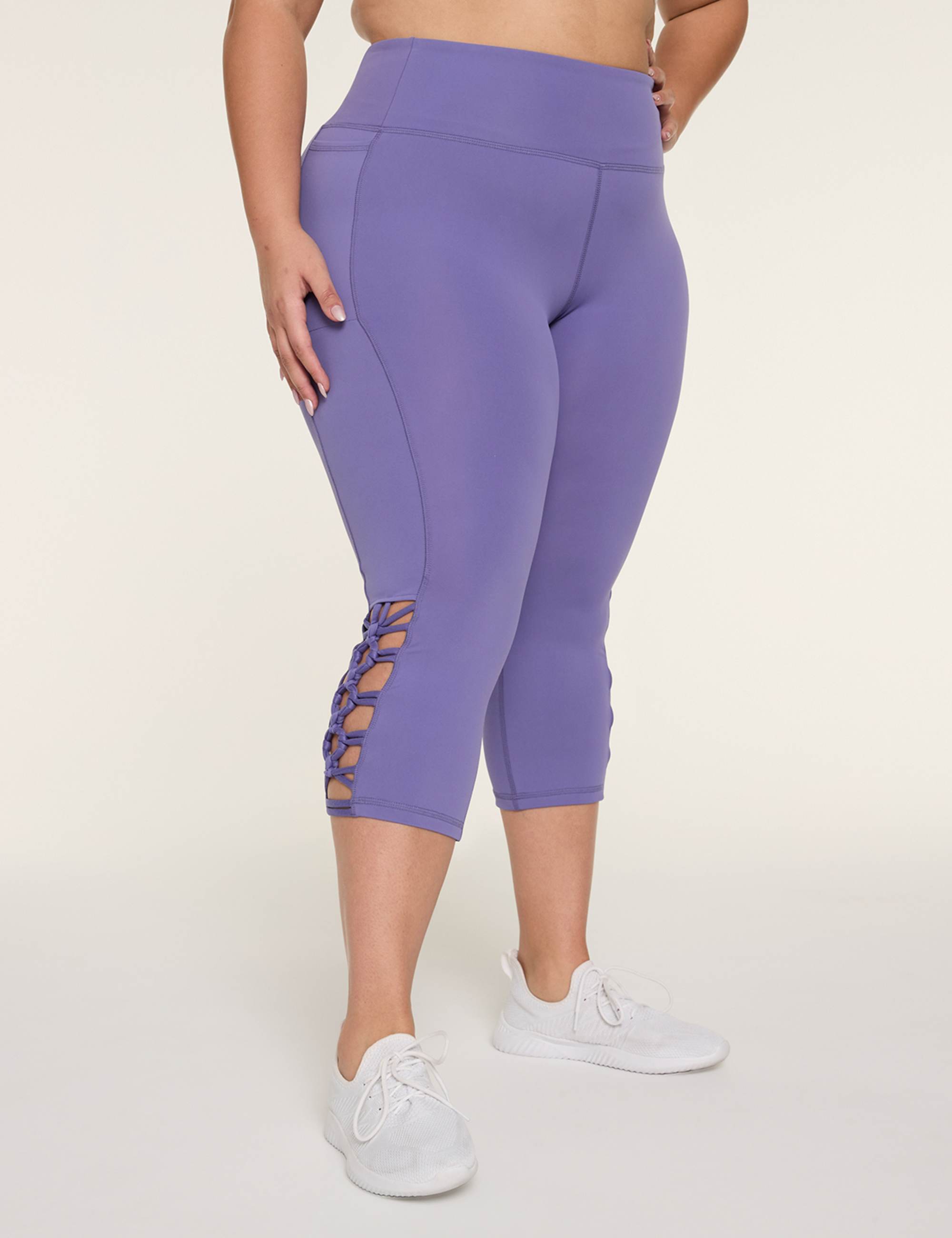 LIVI Soft Macrame-Detail 21" Capri Legging