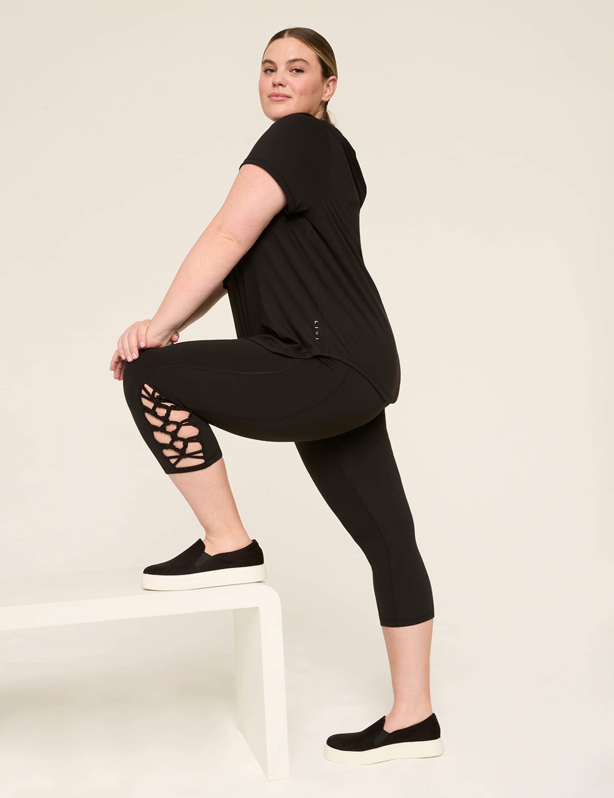 LIVI Soft Macrame-Detail 21" Capri Legging
