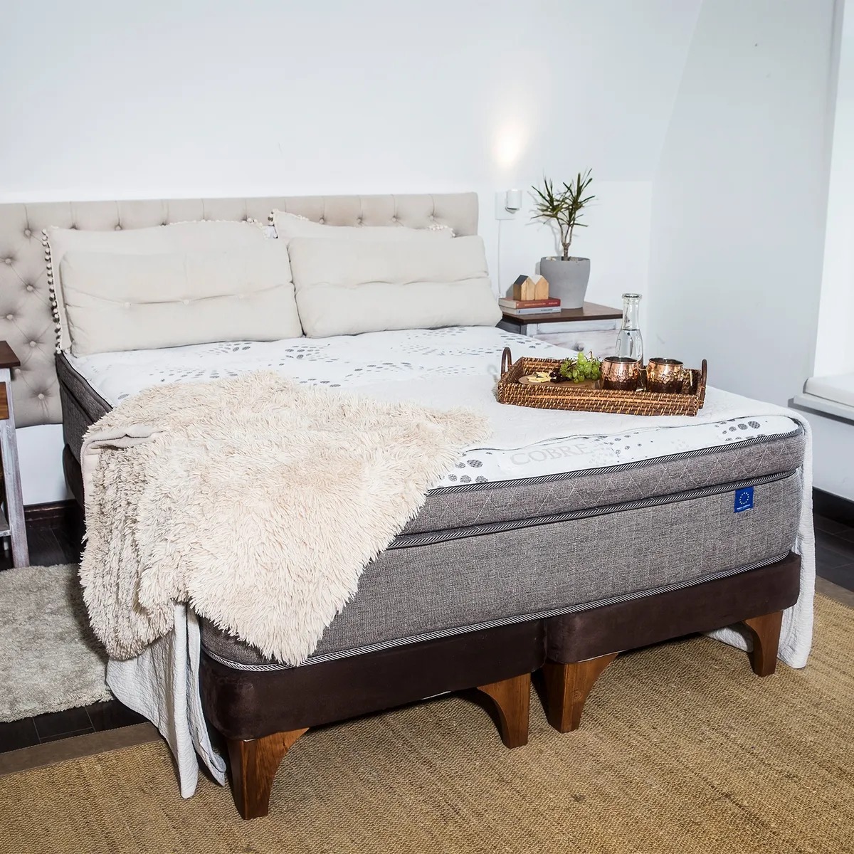 Cama Europea Terra Cobre Flex 2 Plazas + Respaldo + 2 Veladores Flex