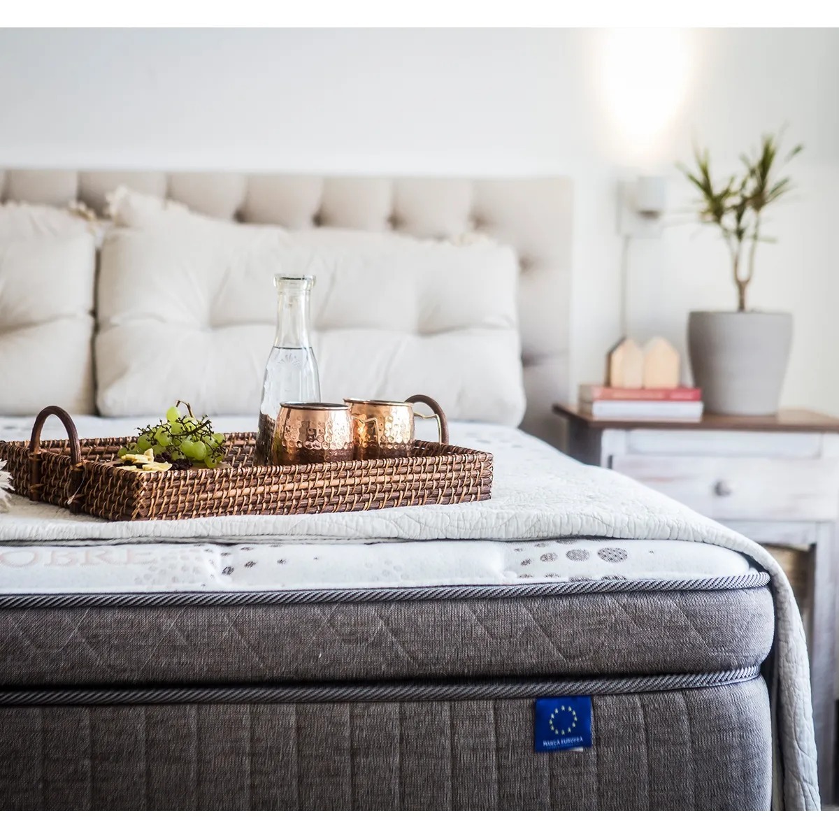 Cama Europea Terra Cobre Flex 2 Plazas + Respaldo + 2 Veladores Flex