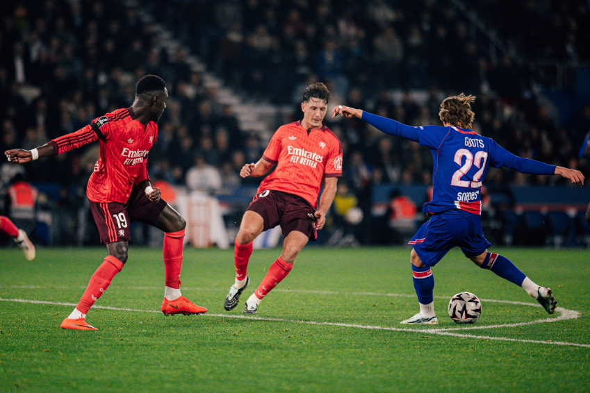 Mika Godts schiet voor PSG tegen Lyon op 26 oktober 2026