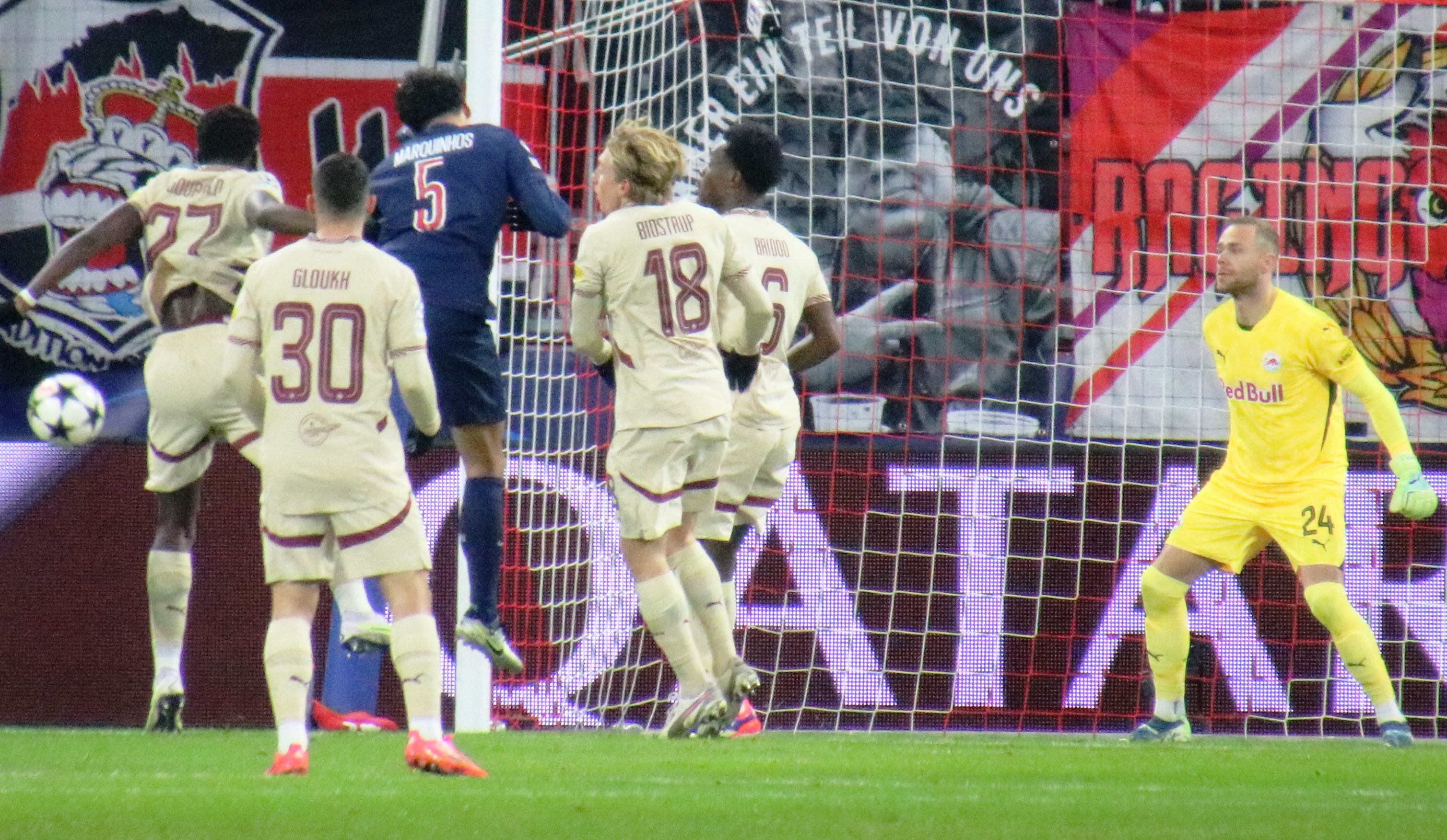 Marquinhos en Salzburg-spelers in een duel voor het doel tijdens Salzburg–PSG op 10 december 2024, archieffoto