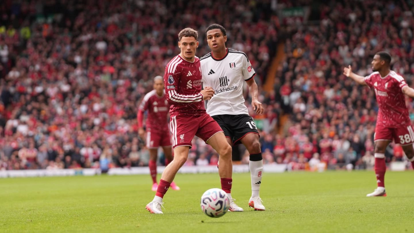 Liverpool- en Fulham-spelers in duel op Anfield, 12 september 2026