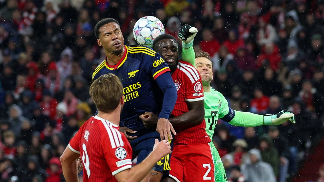 Neuer en Bayern-verdedigers bestrijden een hoge bal tegen Arsenal