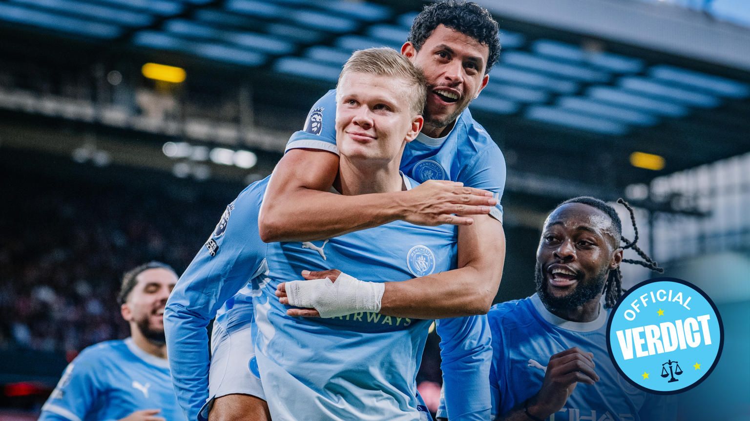 Haaland, Cherki en Doku vieren een doelpunt tegen Liverpool op Anfield.