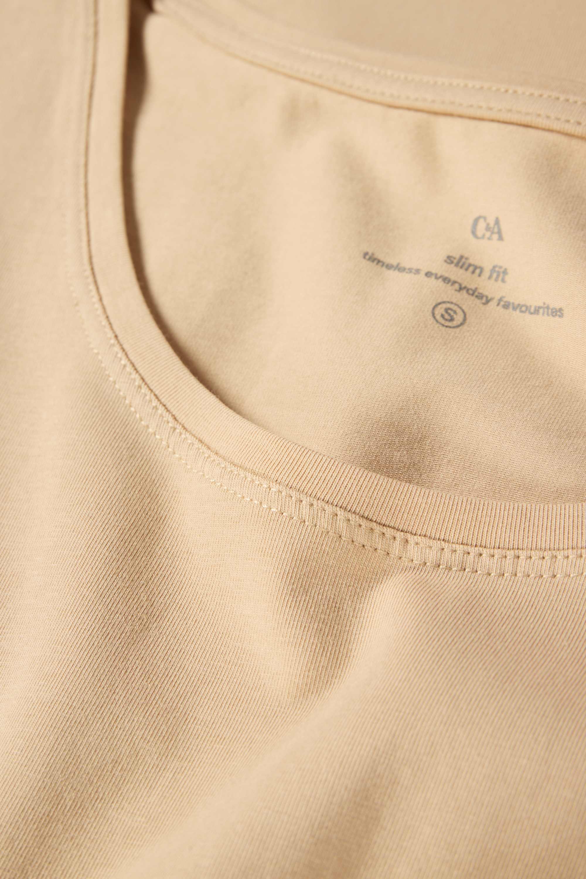 T-shirt - slim fit beige
