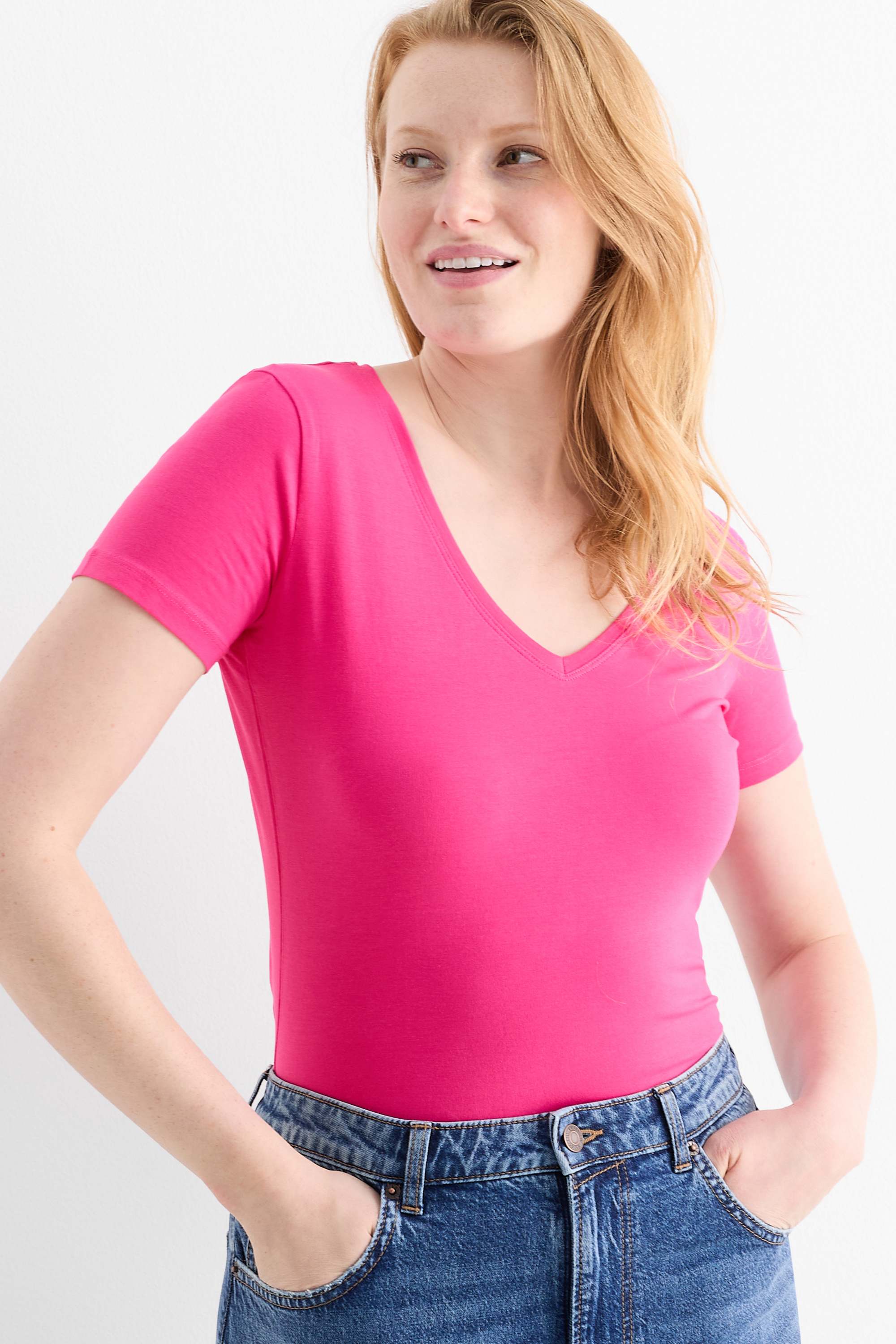 V-neck T-shirt - slim fit pink