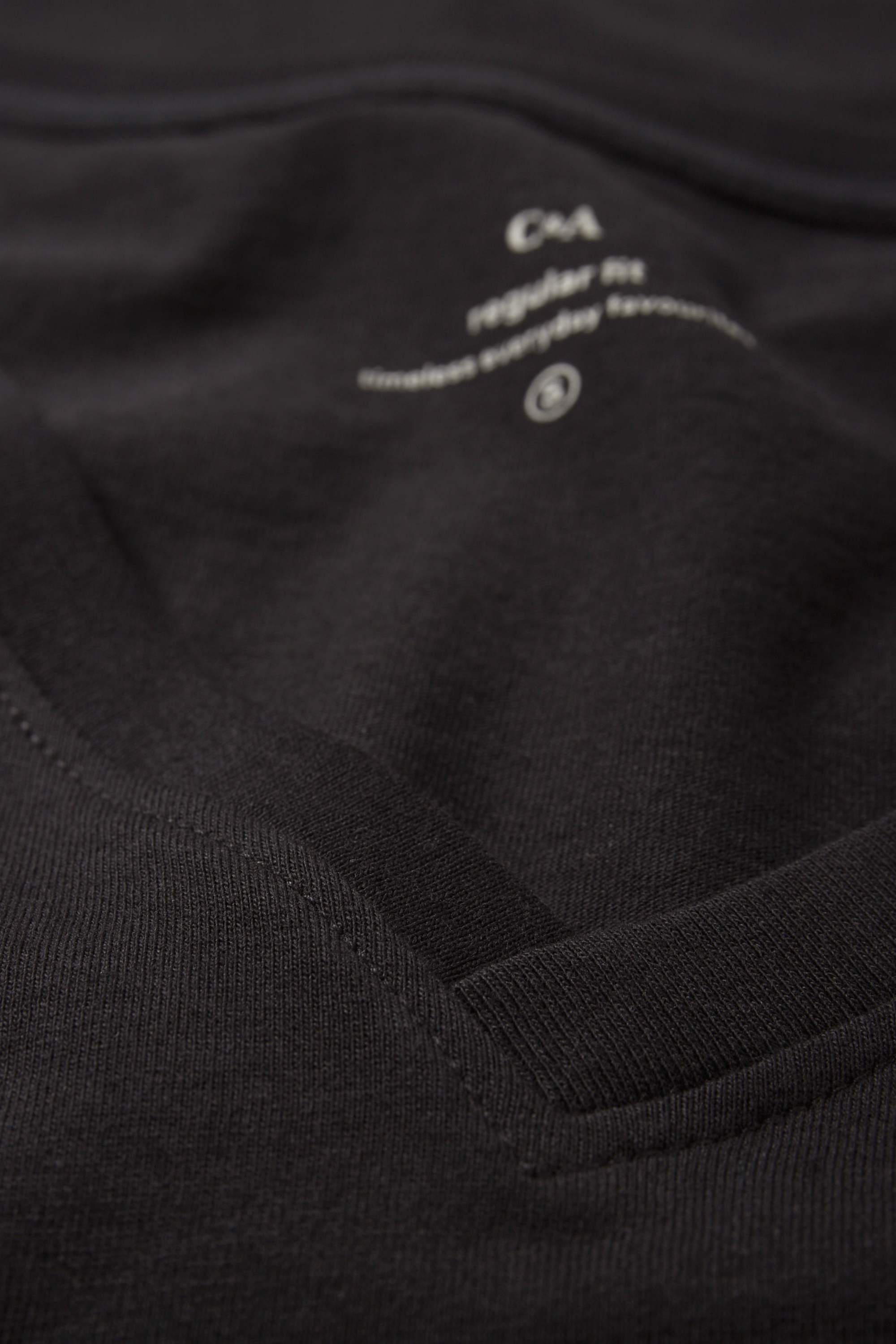 V-neck T-shirt - regular fit black