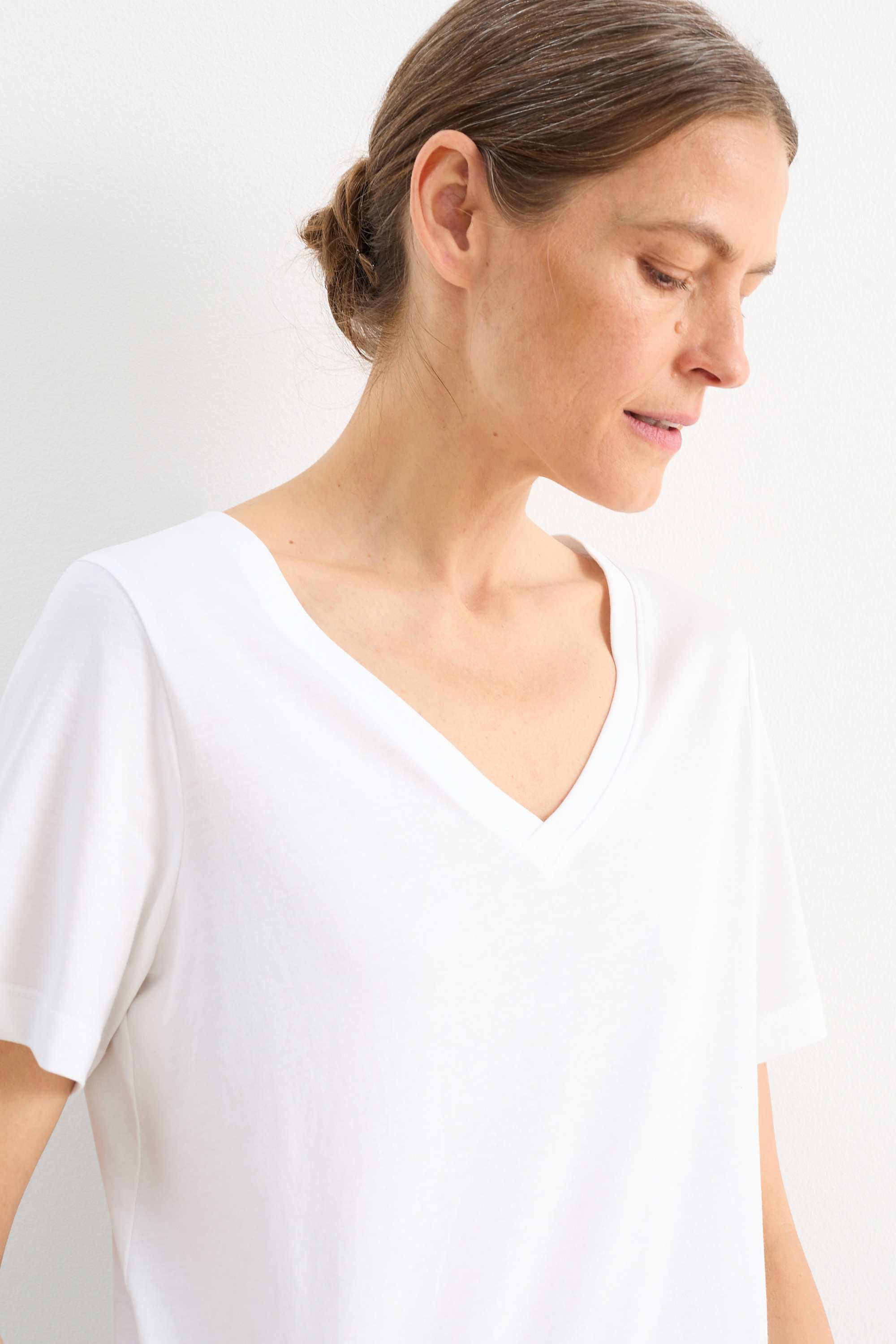 V-neck T-shirt - regular fit white